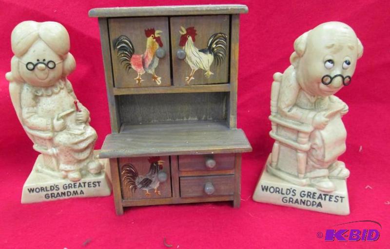 lot 228 image: World greatest Grandma and Grandpa figuring a...