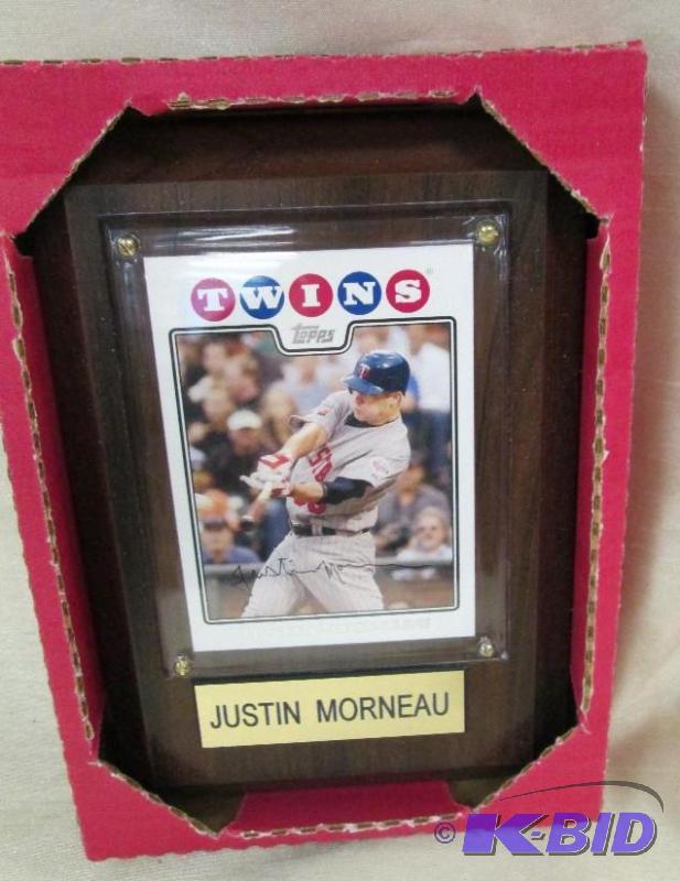 lot 39 image: Twins Justin Morneau Topps...