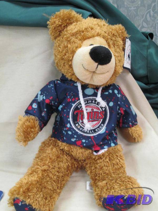 lot 52 image: Minnesota Twins bear...