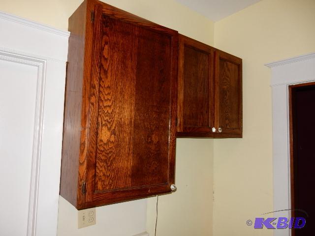Oak Cabinets.. Very good shape.. You must rem...