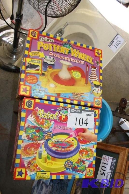 lot 104 image: Toy Pottery Wheel Toy Paint & Spin Art Machine.
