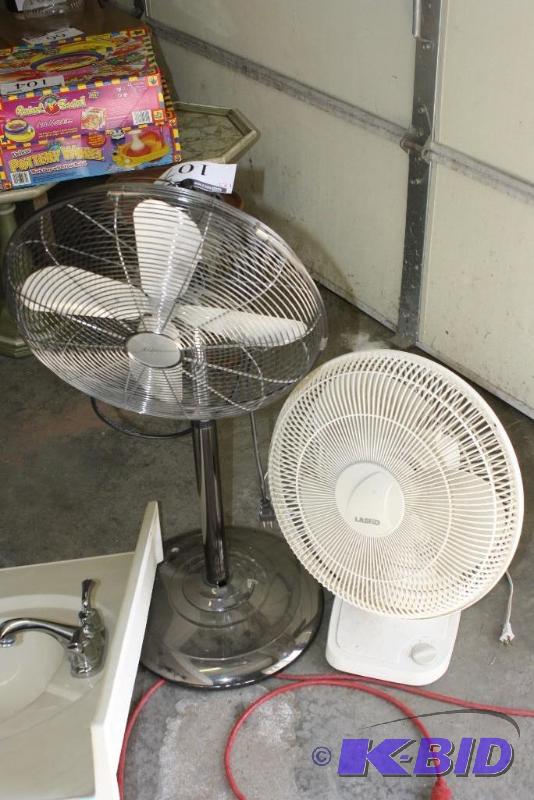 lot 107 image: Oscillating Electric Fans wStands
