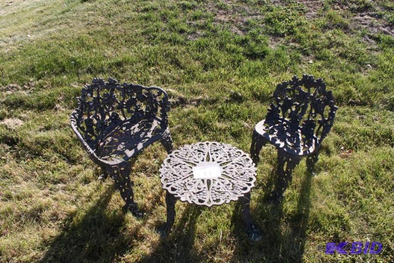 lot 11 image: Ornate Metal Patio Table & Chairs