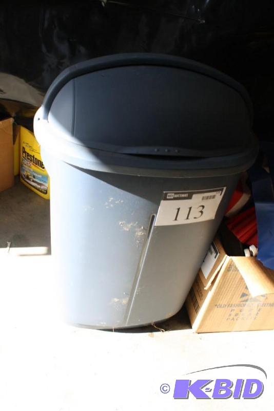 lot 113 image: Rubbermaid Flip-Top Wastebasket
