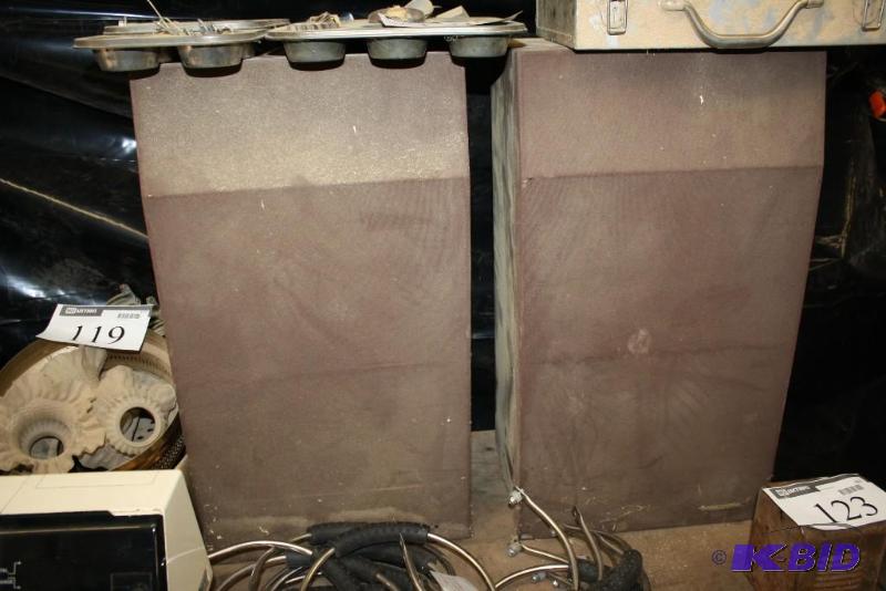 lot 122 image: Realistic Speakers