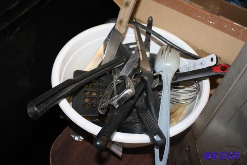 lot 135 image: Bowl of Miscellaneous Kitchen Utensils