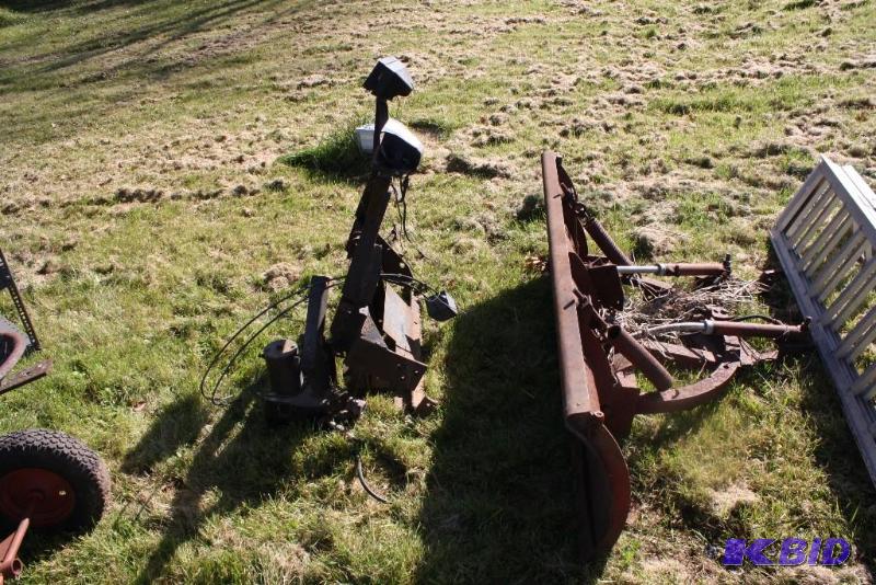 lot 15 image: Snow-Plow Blade wTruck Mount