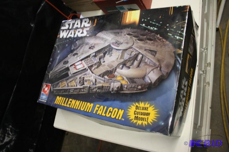 lot 184 image: Star Wars Millennium Falcon Toy Model Kit
