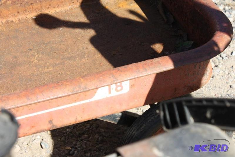 lot 43 image: Radio Flyer Metal Wagon