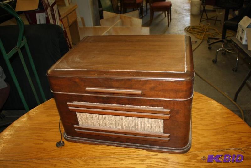 lot 53 image: Antique LP Record Player & Radio
