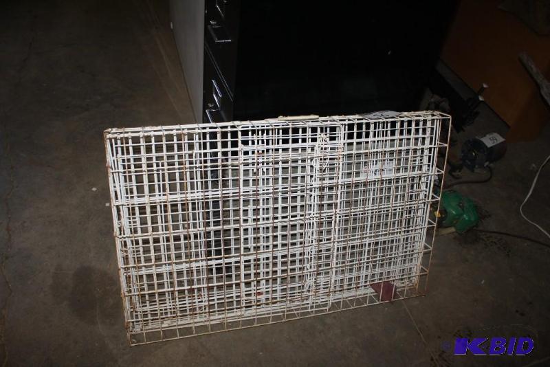 lot 56 image: Folding Dog Kennel