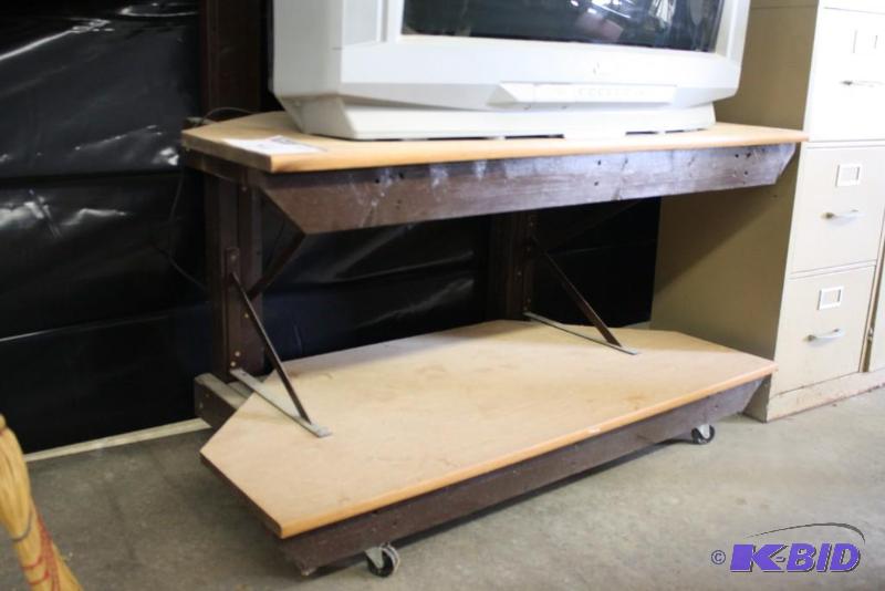 lot 84 image: Shelving Unit wWheels