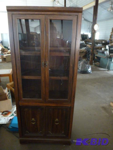 lot 1 image: Nice Hutch Three shelves behind glass doors, ...