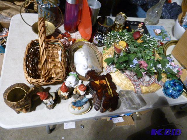 lot 106 image: Large Lot of Miscellaneous Home Decor...