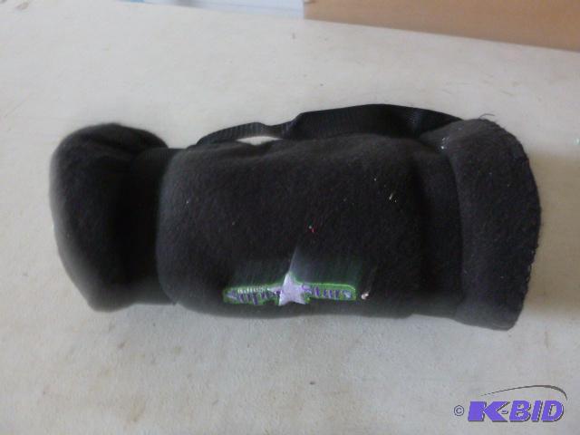 lot 11 image: Car-Stadium Blanket Has broken strap....