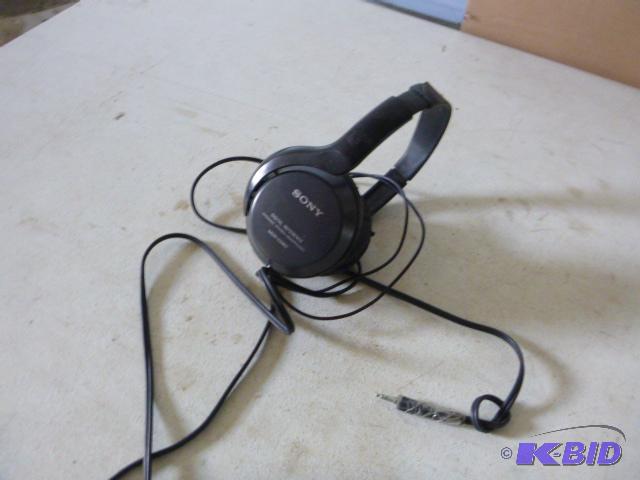 lot 15 image: Sony Digital Headphones MDC-CD60...