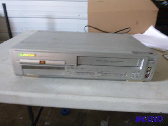 lot 20 image: Emerson DVDVCR Player E75216...