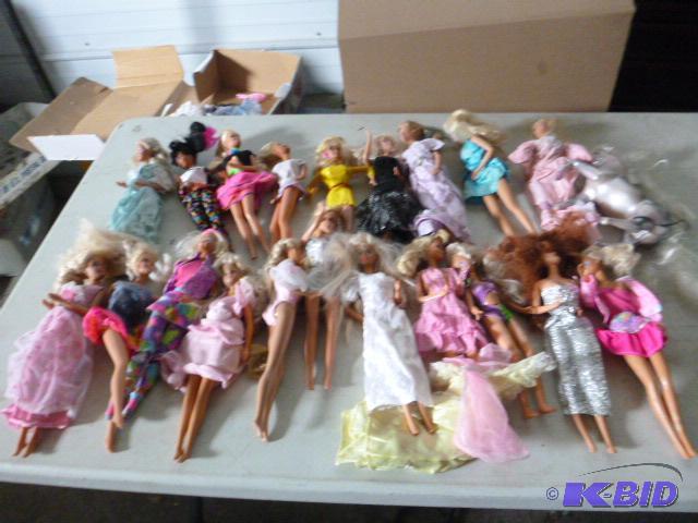 lot 36 image: 20 Various Barbie Dolls...