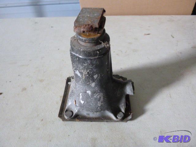lot 53 image: Heavy Car Jack...