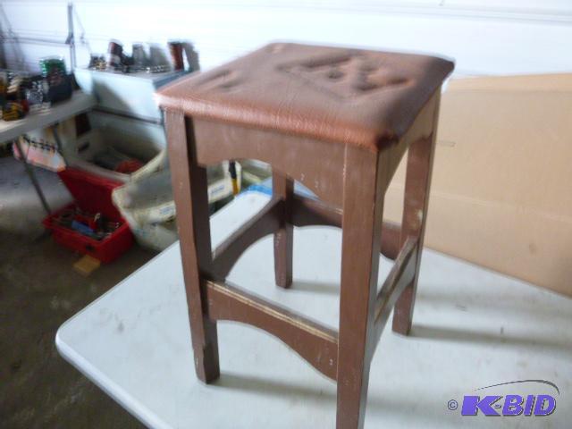 lot 54 image: 23" Stool...
