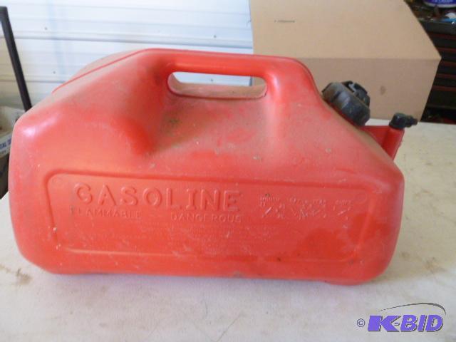lot 7 image: Six Gallon Plastic Marine Gas Can...
