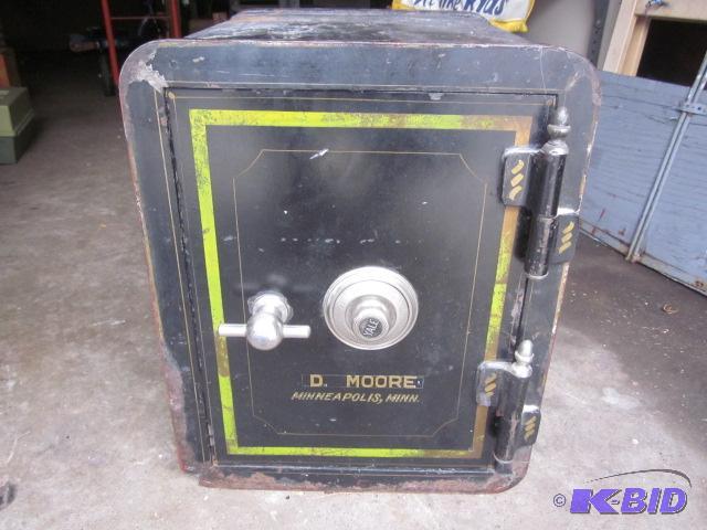 lot 1 image: Large Antique Early 1900s Safe with Combination
