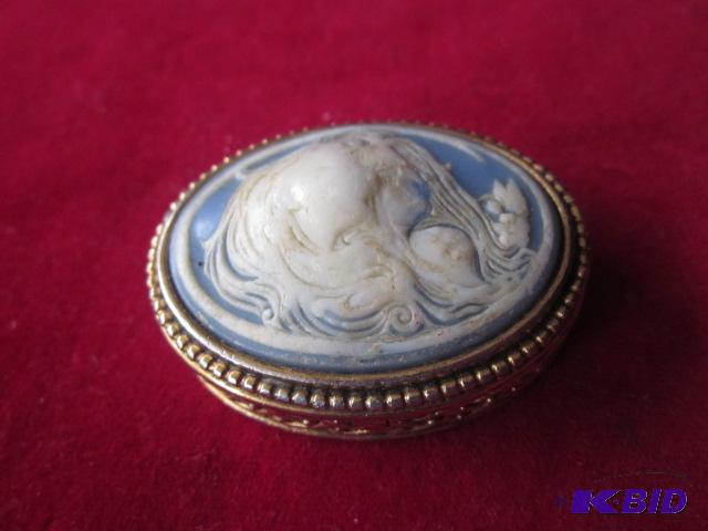 lot 12 image: Vintage Este Lauder Compact. ...