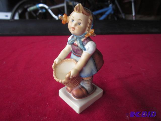 lot 16 image: Rare 4.5 inch Hummel #73, &quotLittle Helper...