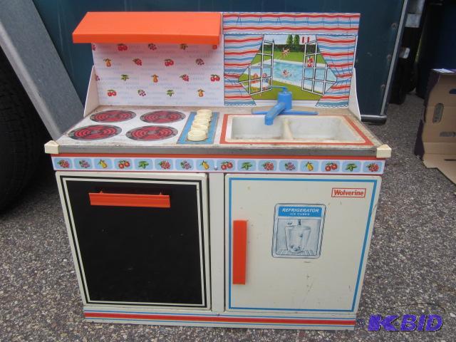 lot 17 image: Large Wolverine childrens tin litho play kit...