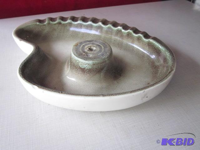 lot 40 image: Roseville Hyde Park ash tray, missing metal e...