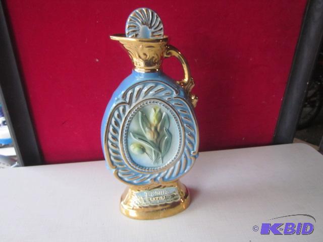lot 60 image: Vintage Jim Beam liquor bottle with no liquor...