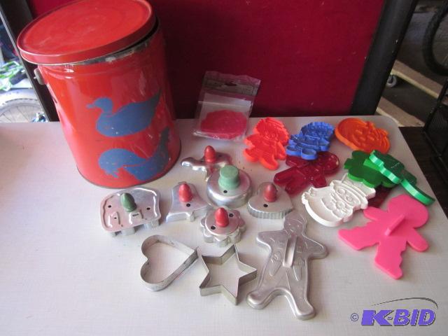 lot 66 image: Lot of antique and vintage cookie cutters in ...
