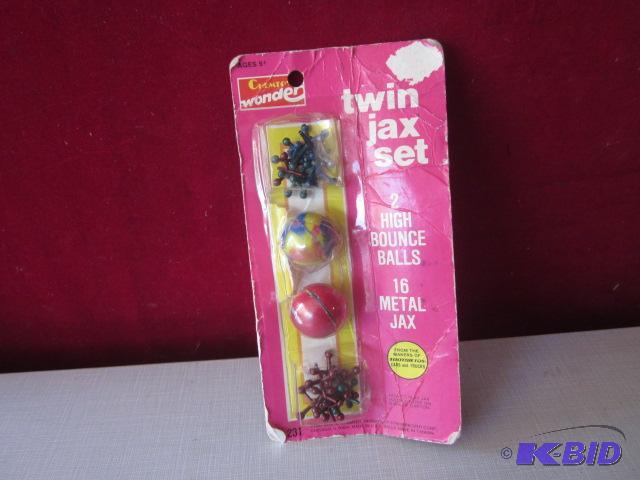 lot 68 image: Twin Jax set in package....