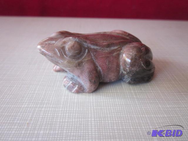 lot 81 image: Hand carved 3 inch Marble Imports frog....