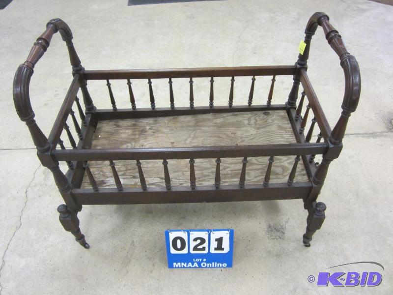 lot 21 image: Antique Childs Glider Crib
