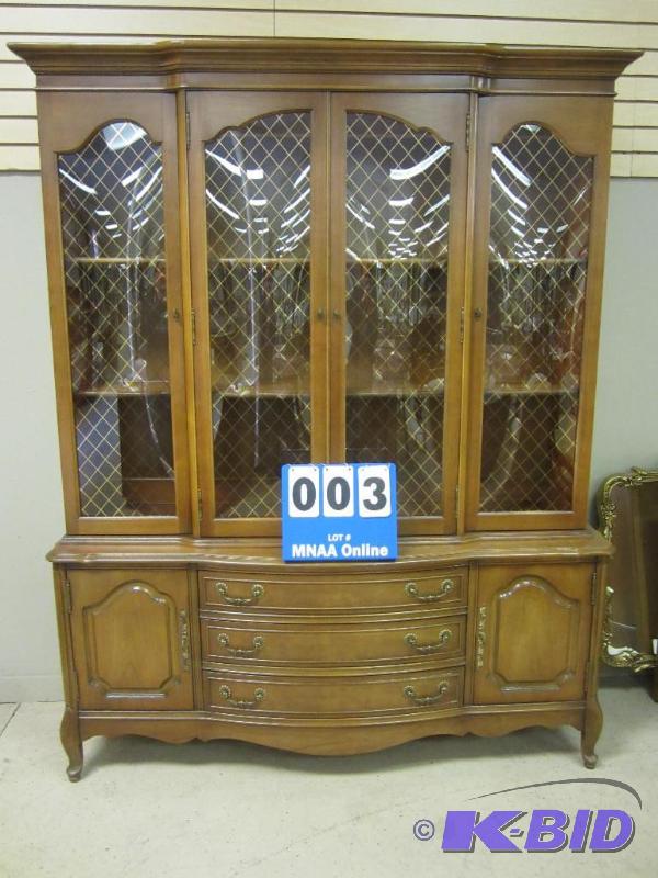 lot 3 image: Vintage Bassett Furniture Hutch