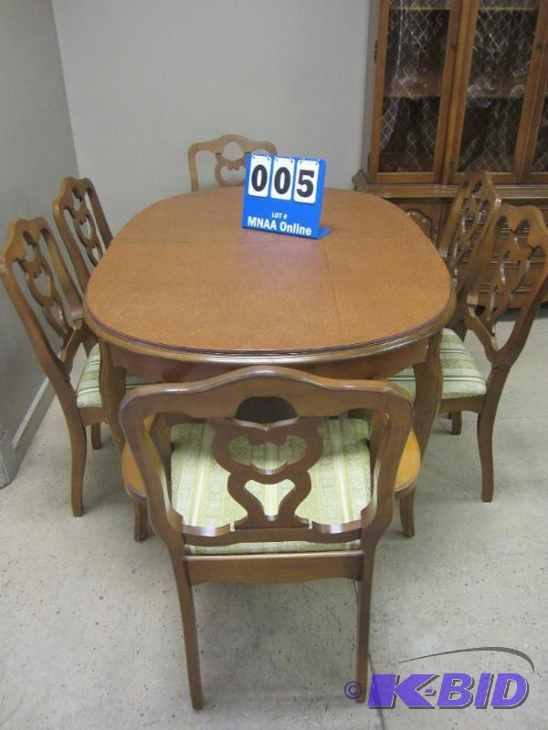 lot 5 image: Vintage Wood Table, 6 Chairs & 2 Leaves