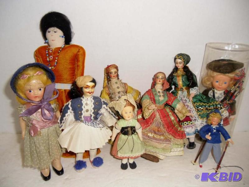 lot 20018 image: Lot of vintage International Dolls