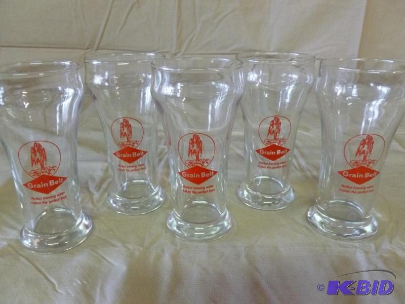 lot 10 image: Lot of five matching, vintage Grain Belt beer...