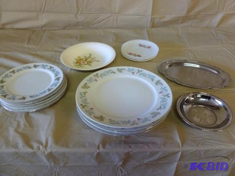 lot 100 image: This lot consists of three vintage Fire King ...