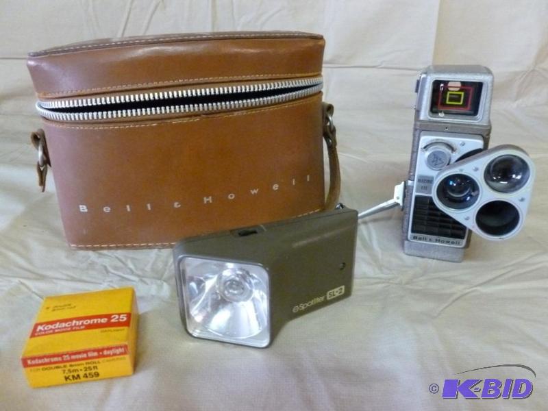 lot 11 image: Vintage Bell & Howell hand crank movie pl...
