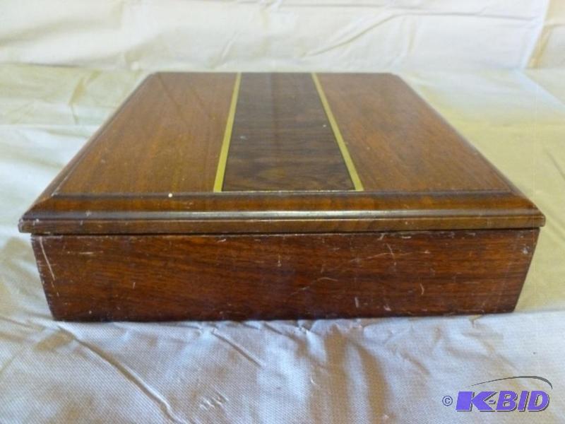 lot 118 image: Vintage solid wood flip lid keepsake box that...