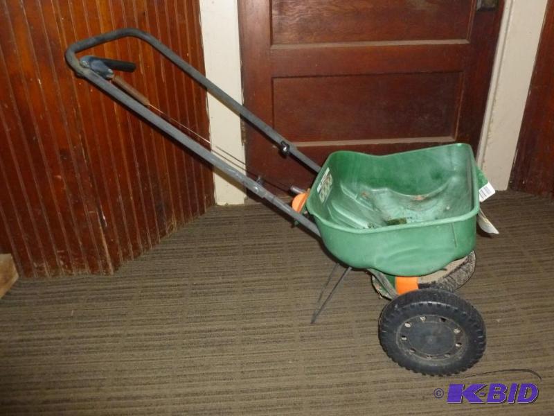 lot 155 image: Scotts Turf Builder Edgeguard Mini fertilizer...