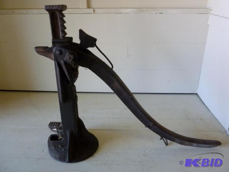 lot 156 image: Large heavy duty iron jack measures 19" ...