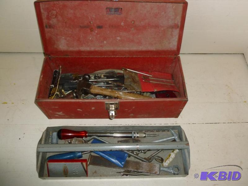 lot 157 image: Large metal tool box loaded up with an assort...