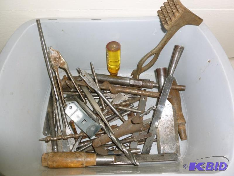lot 162 image: Large lot of tools that includes, wood bits, ...