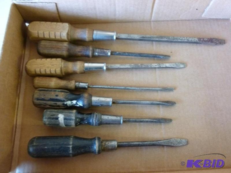 lot 163 image: Lot of seven vintage wood handled screwdriver...