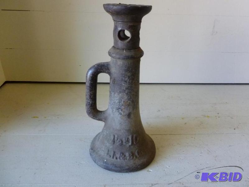 lot 193 image: Large vintage iron jack stand, measures 13 3...