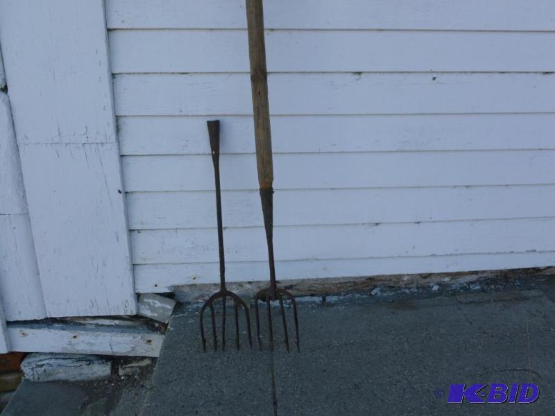 lot 195 image: This lot consists of a custom wood handled fo...