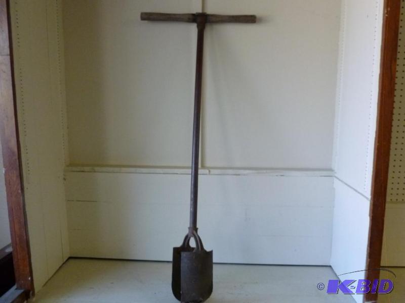 lot 200 image: Heavy duty post hole digger, measures 43 34&...
